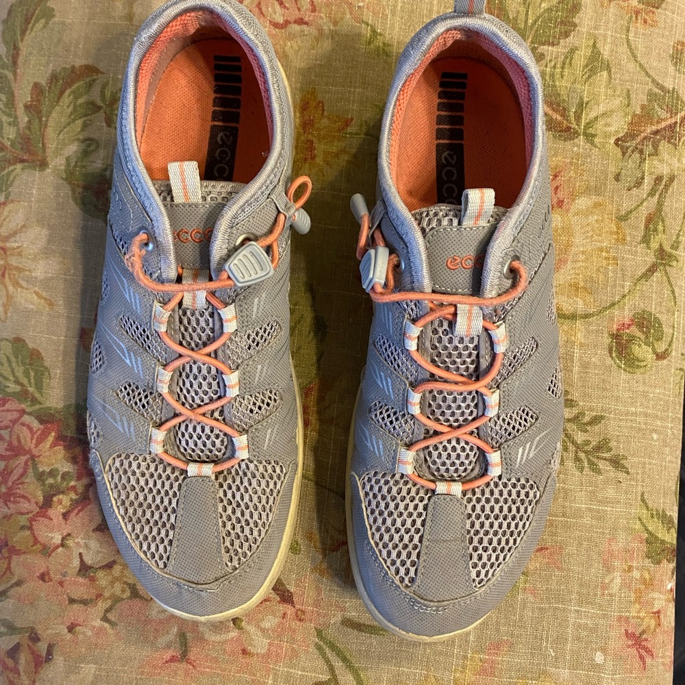 Echo light gray tennis shoes size 7-7.5 (Echo sizing)